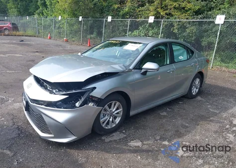 2025 Toyota Camry Le z USA, uszkodzony, nr VIN 4T1DAACK9SU621620